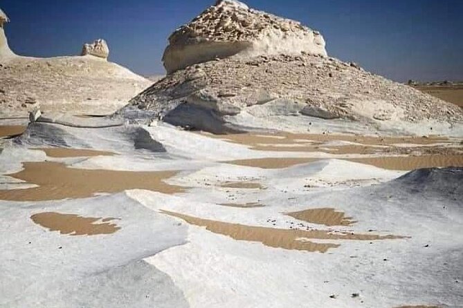 2Days to White Desert and Bahariya Oasis tour From Cairo & Giza - Day 1 Black Desert, hot springs, and quartz sparkle at Crystal Mountain