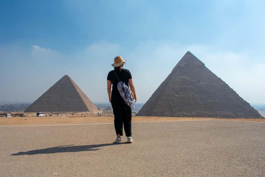 Cairo: Egyptian Museum, Pyramids & Bazaar Tour - Lunch at a Local Restaurant, Built Into the Day