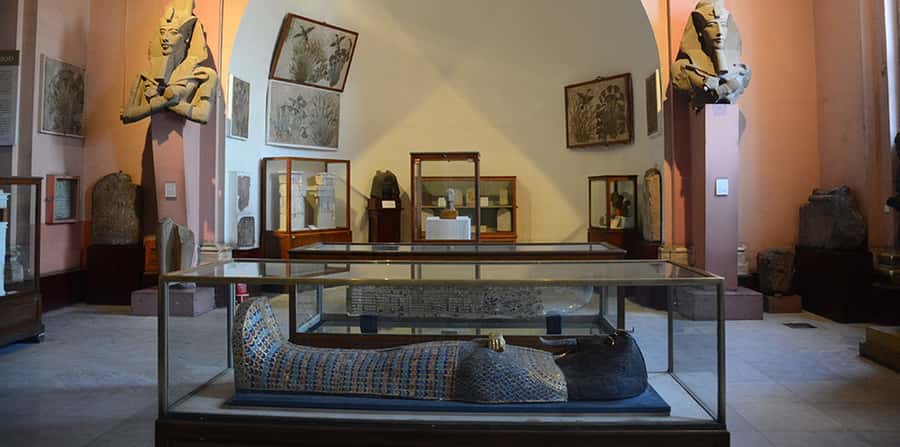 Cairo/Giza: Guided Pyramids, Sphinx and Egyptian Museum Tour - Photo stops and the papyrus, oils, cotton, carpet cycle