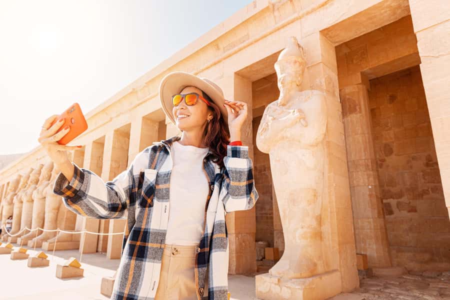 Cairo: Private Luxor Day Tour with Entrance fees by Flights - Medinet Habu and the Colossi of Memnon: big monuments, direct experience