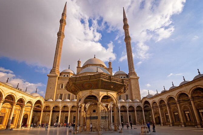 Cairo Tour to Egyptian Museum Citadel and Khan Khalili Bazaar - Private car plus a real guide: why Cairo traffic matters
