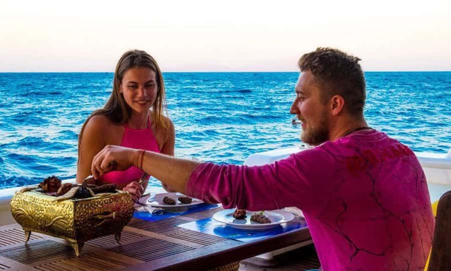 Dahab: luxury Snorkeling cruise with buffet lunch - Ship comfort: sun deck plus two A/C salons