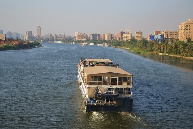Dinner Nile cruse in Cairo at Night - The host and group vibe: why personalities make or break it