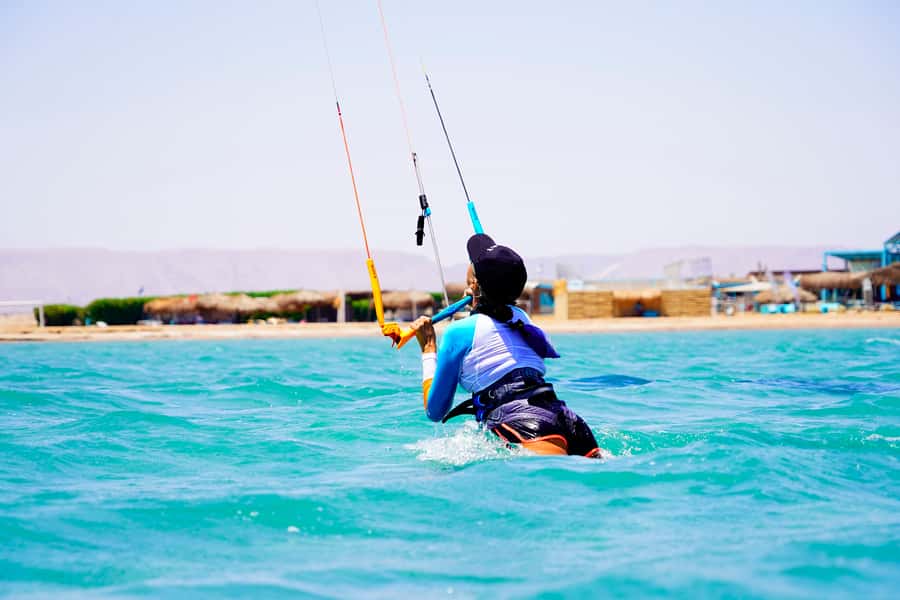 El Gouna: 2-Hour Introduction to Kitesurfing - Safety and comfort: what to plan for in shallow water