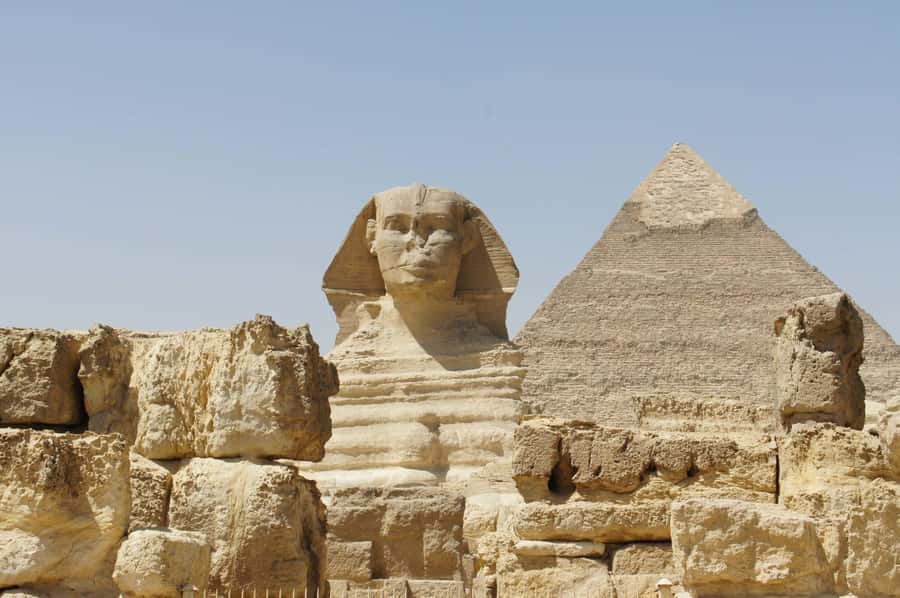 From Hurghada: Pyramids and Egyptian Museum Tour & Boat Ride - Giza Plateau, mortuary temples, and the three pyramid giants