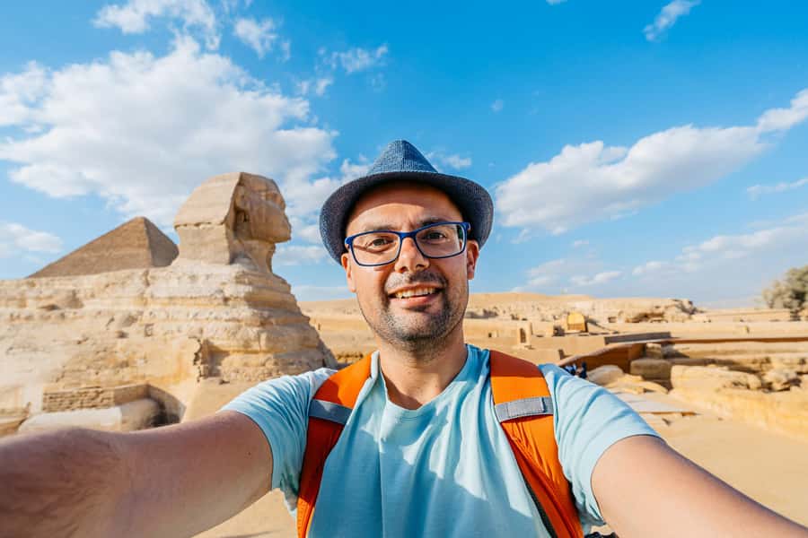 From Hurghada: Pyramids & Museum Small Group Tour by Van - Giza Pyramids and Sphinx: where the guide matters most