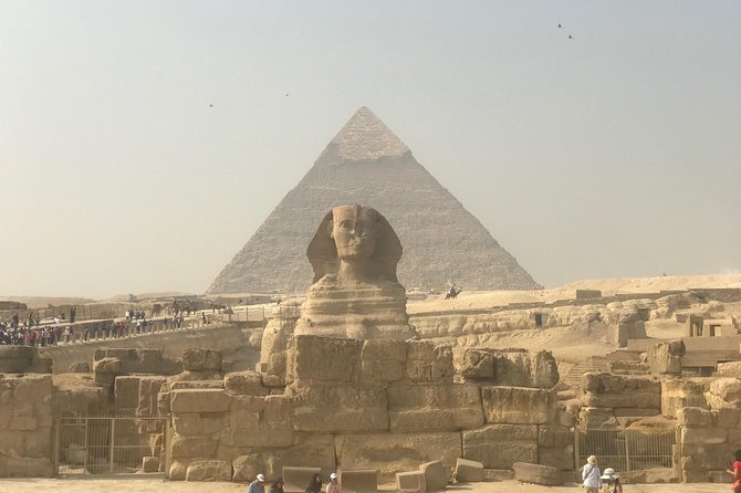 Full-Day Giza Pyramids and Egyptian Museum Private Tour - Stop 1 at Giza: pyramids, the Sphinx, and Chephren Valley Temple