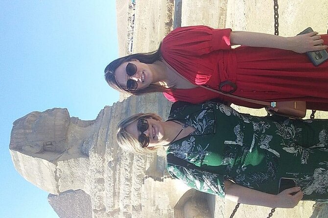Giza Pyramids, Sphinx and Egyptian Museum tour - Pyramids of Giza: what to notice when the guide points the facts