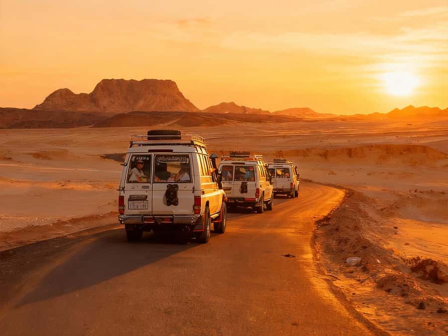 Hurghada: 6-Hour Jeep Desert Safari, Dinner, and Show - 4WD Land Cruiser Jeep Driving, Mirages, and Desert Views