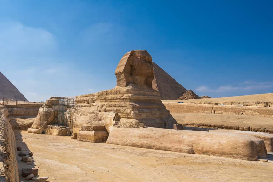 Hurghada: Cairo Pyramids, Sphinx, Museum & Bazaar Day Tour - Sphinx and Valley Temple of Khafre: the photos that actually make sense