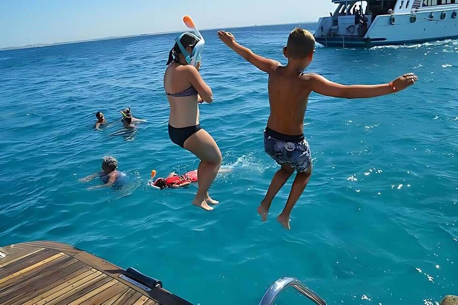 Hurghada: Dolphin Watching Boat Tour with Snorkeling & Lunch - Dolphin watching in the wild, with realistic expectations