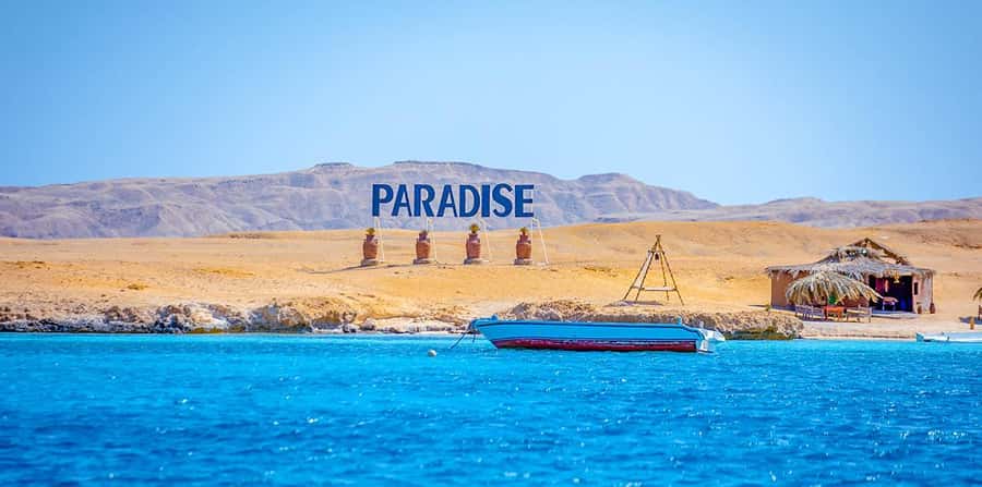 Hurghada: Giftun Islands with Snorkeling & Semi-Submarine - Lunch, soft drinks, and beach time that actually works