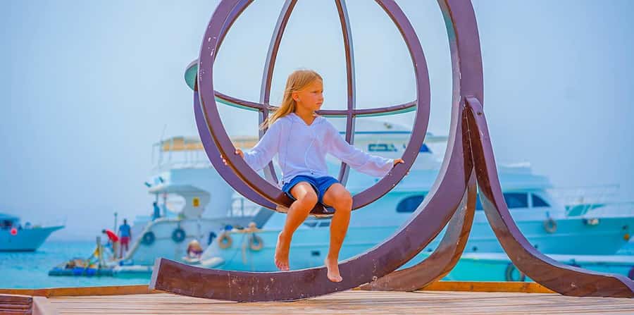 Hurghada: Hula Hula Island Boat Trip with Snorkeling & Lunch - The crew and guides: what makes the trip feel well-run