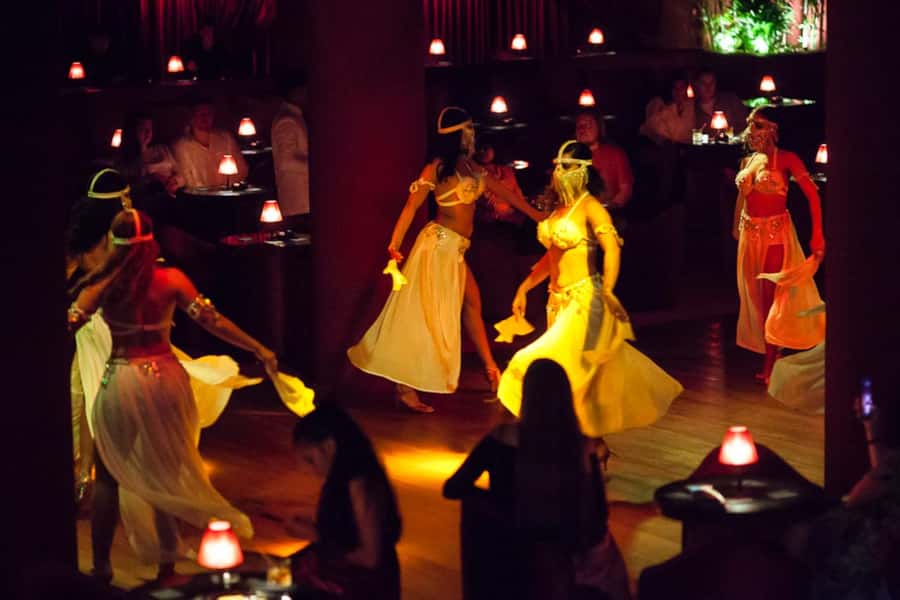Hurghada: Naz Cabaret ticket with beverages - Showtime: Dancers, Live Jazz, and Guest Acts