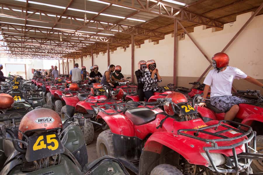 Hurghada: Sunset Quad Bike, Camel w/ Opt Stargazing and BBQ - BBQ dinner and dance show: how the evening pacing feels