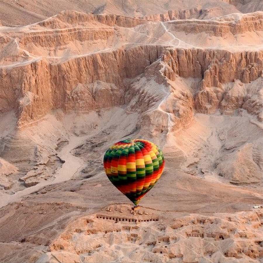 Luxor: Hot Air Balloon Ride over the Valley of the Kings - How the pilot rotates the basket so everyone gets the best views