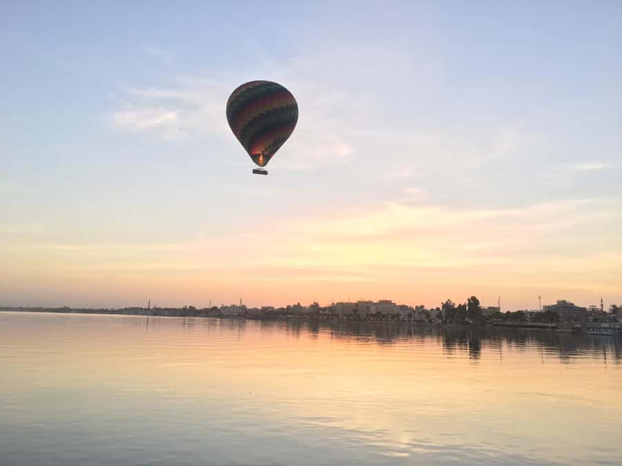 Luxor: Hot Air Balloon Ride over the Valley of the Kings - Below the balloon: farms, irrigation, and locals waking up