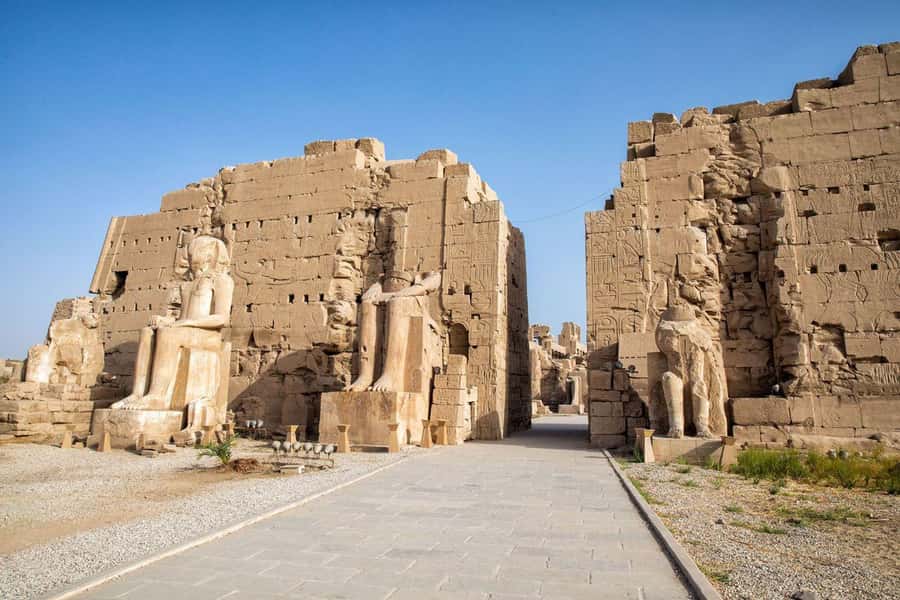 Luxor: Private Full-Day Luxor Highlights Tour with Pickup - Lunch, water, and staying sane in the heat