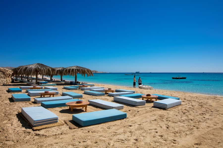 Mahmya Island: Red Sea Sailing Experience - Lunch buffet under palm pergolas: a real meal, not a snack