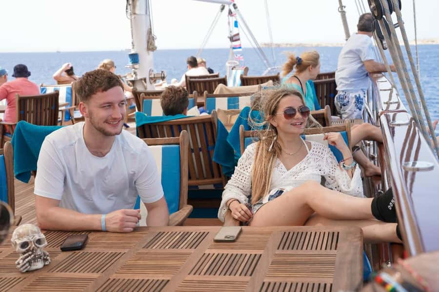 Marsa Alam: Pirates Premium Boat to turtle bay with lunch - Sailing to Marsa Mubarak: what the in-between time feels like