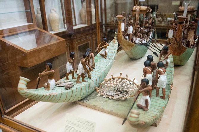 Private day tour to Giza Pyramids, Sphinx Egyptian Museum and Citadel - Giza viewing angles and the plateau layout