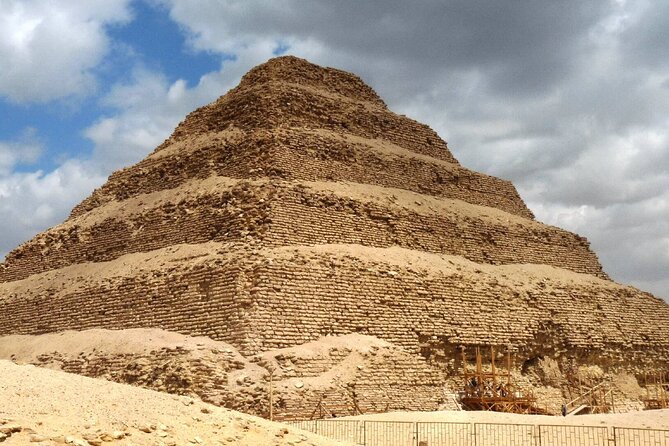 Private Full-Day Tour to Giza Pyramids,Sphinx,Memphis, and Saqqara - Giza Pyramids with a guide who explains what you’re actually looking at