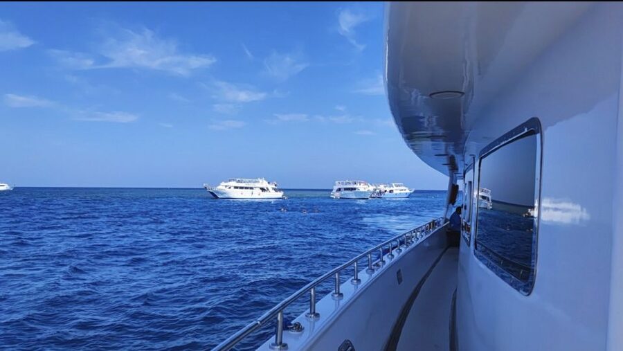 Sharm El-Sheikh: Luxury Ras Mohammed & White Island Cruise - Onboard comfort and lunch: the part that makes a cruise feel civilized