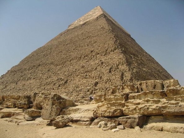 The Great Pyramid and the Sphinx on the Giza plateau
